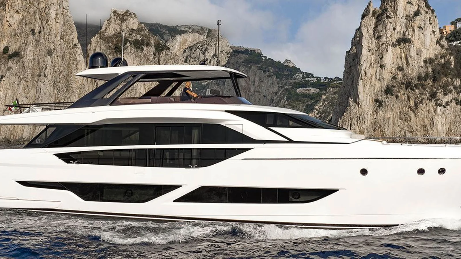 Ferretti 860